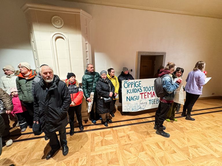 У двери кабинета мэра в Нарвской ратуше в четверг, 29 февраля, собрались горожане, возмущенные снятием доктора Аго Кыргвеэ с должности члена правления Нарвской больницы.