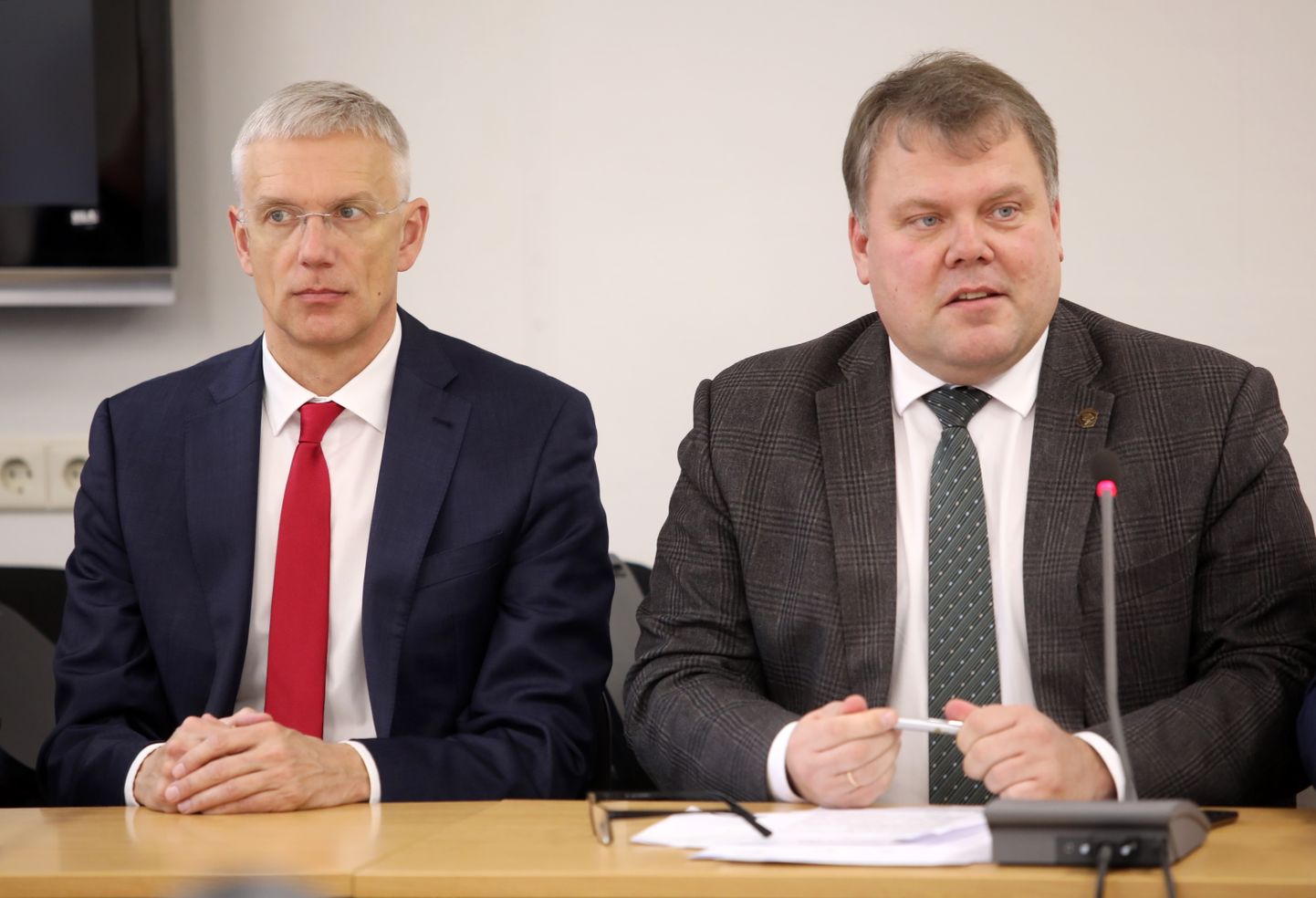 Ministru prezidenta amata kandidāts Krišjānis Kariņš (no kreisās) un Latvijas Pašvaldību savienības priekšsēdis Gints Kaminskis