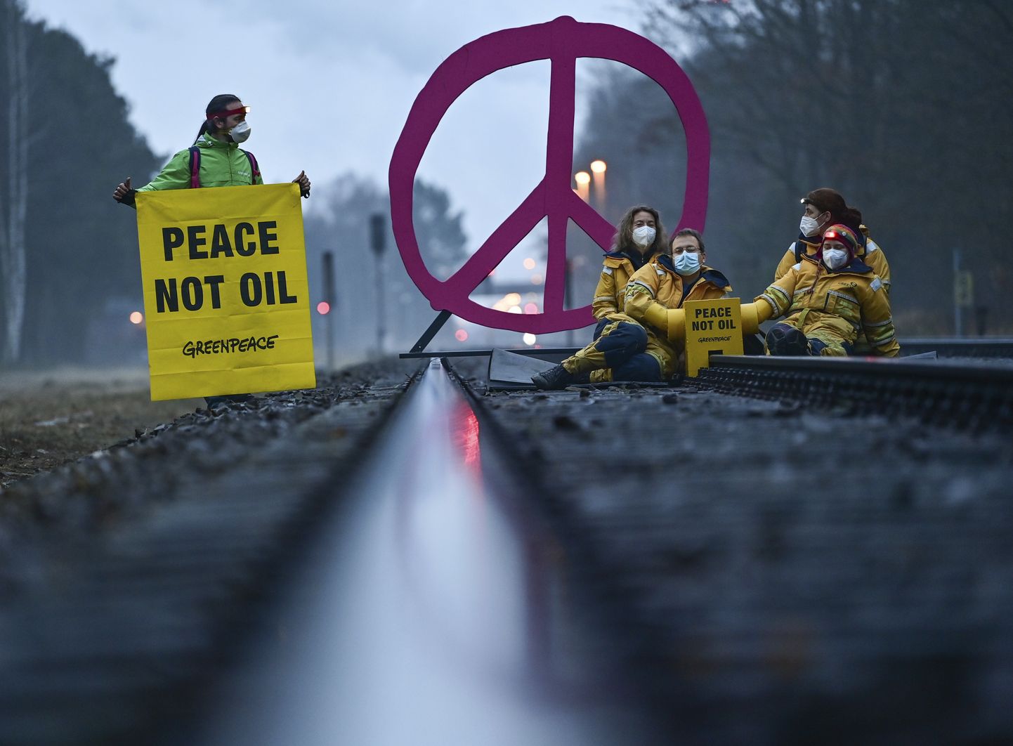 Greenpeace'i aktivistid Saksamaal Schwedti rafineerimistehase juurde viivat raudteed blokeerimas.