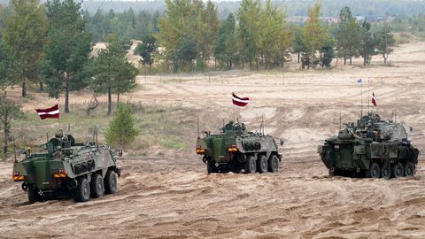 Latvija un Somija kopīgi izstrādās jaunu militāro transportlīdzekļu sistēmu