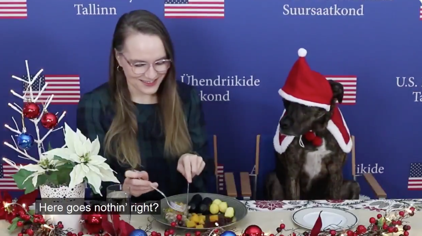 Kuvatõmmis videost: ameeriklased proovivad traditsioonilist eesti jõulutoitu.