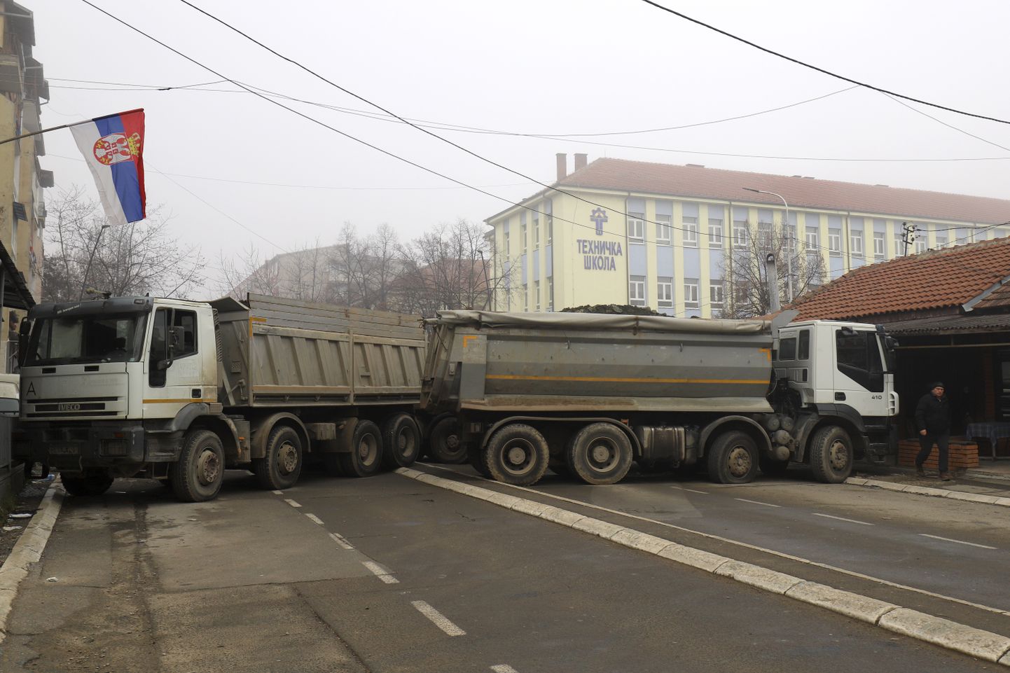 Kividega koormatud veoautodest koosnev barrikaad, mis püstitati öösel Mitrovica linna põhjaosas asuvas serblaste domineeritavas osas,