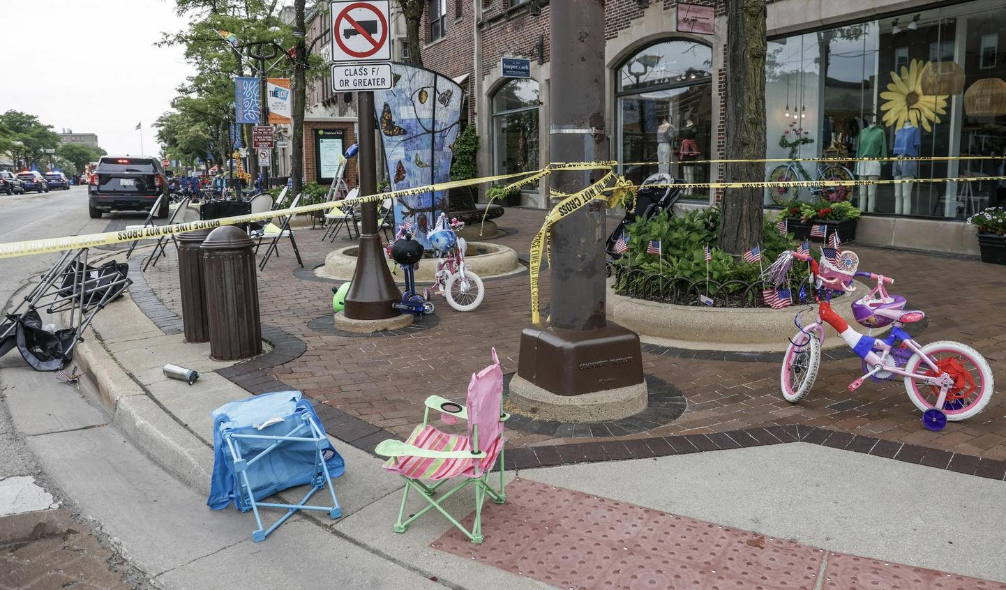 Tulistamise eest põgenenud inimesed jätsid maha toolid ja jalgrattad. 