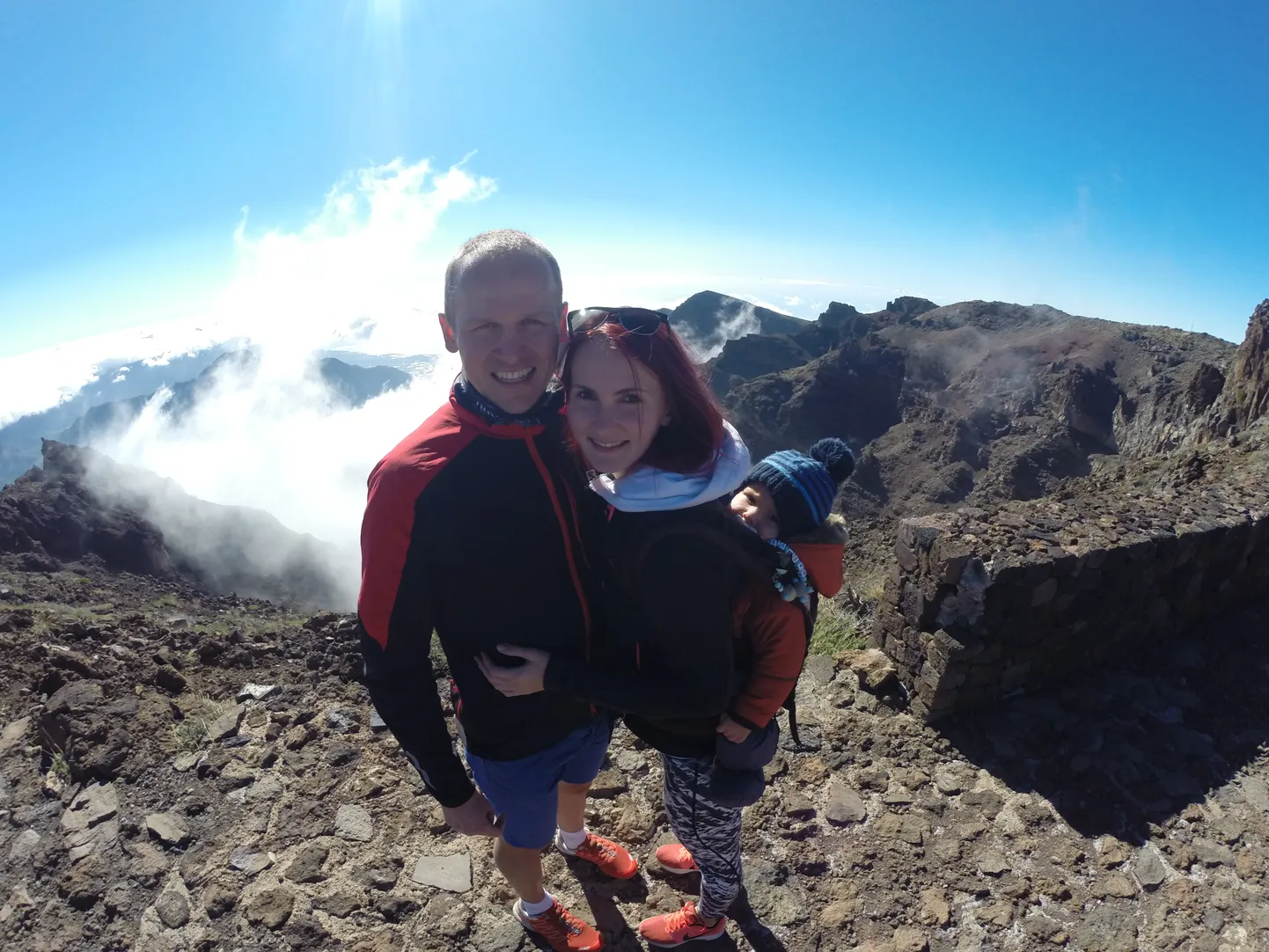 Ultrasportlane Rait Ratasepp treenis mullu detsembris  koos oma kaasa Virge Tamme ja poeg Rasmusega Kanaari saartel La Palma saare kõrgeima, Roque de los Muchachose mäel 2436 meetri kõrgusel merepinnast.