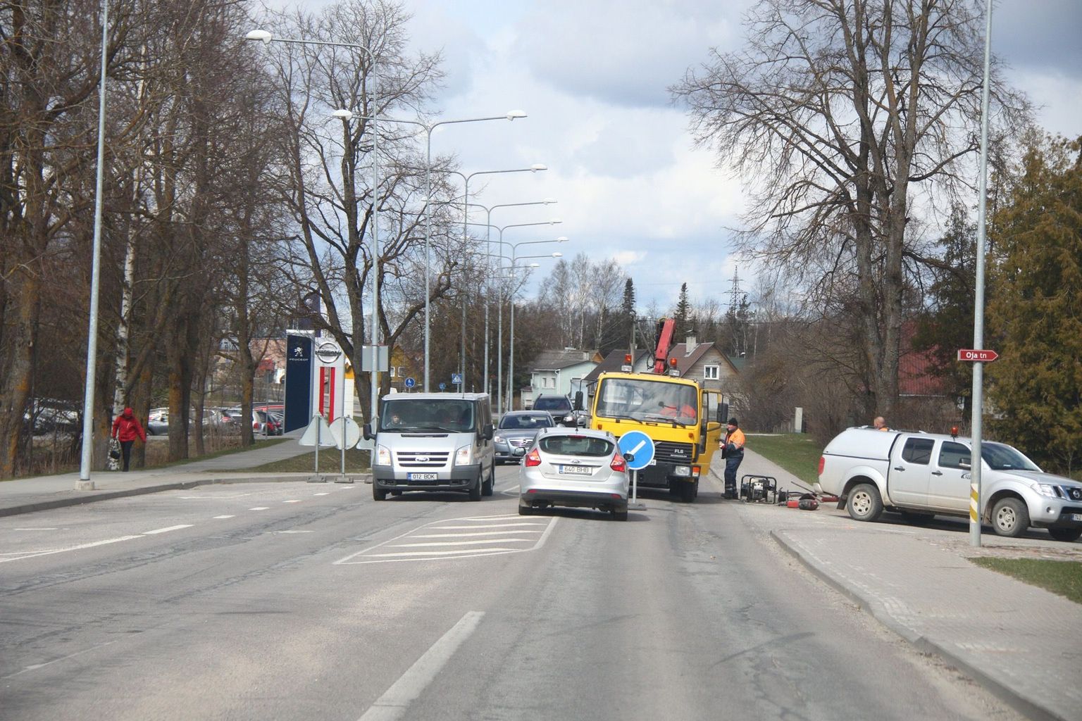 Rakvere linnas Kreutzwaldi tänaval tehakse kevadisi tänavaremonditöid, mistõttu on liiklus häiritud.