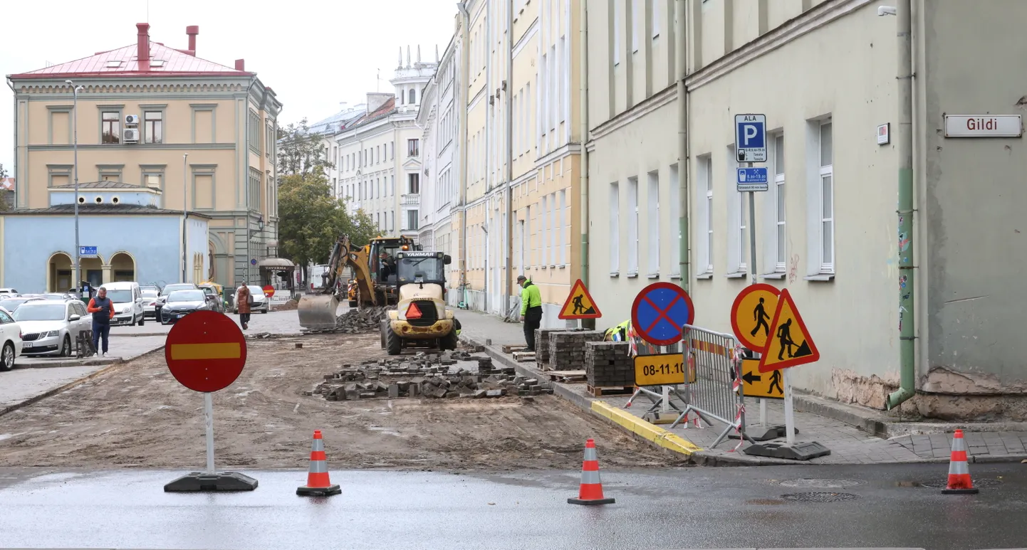 Magistri tänava parkla üks sissesõit on liiklusele suletud.