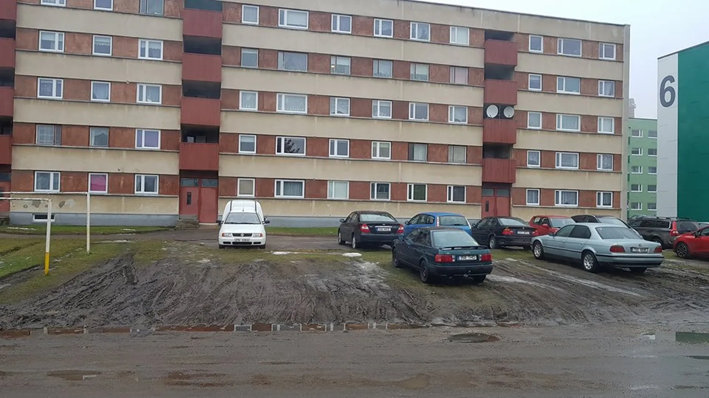 Haljasalale pargitud autod aadressil Kungla 4 asuva maja juures.