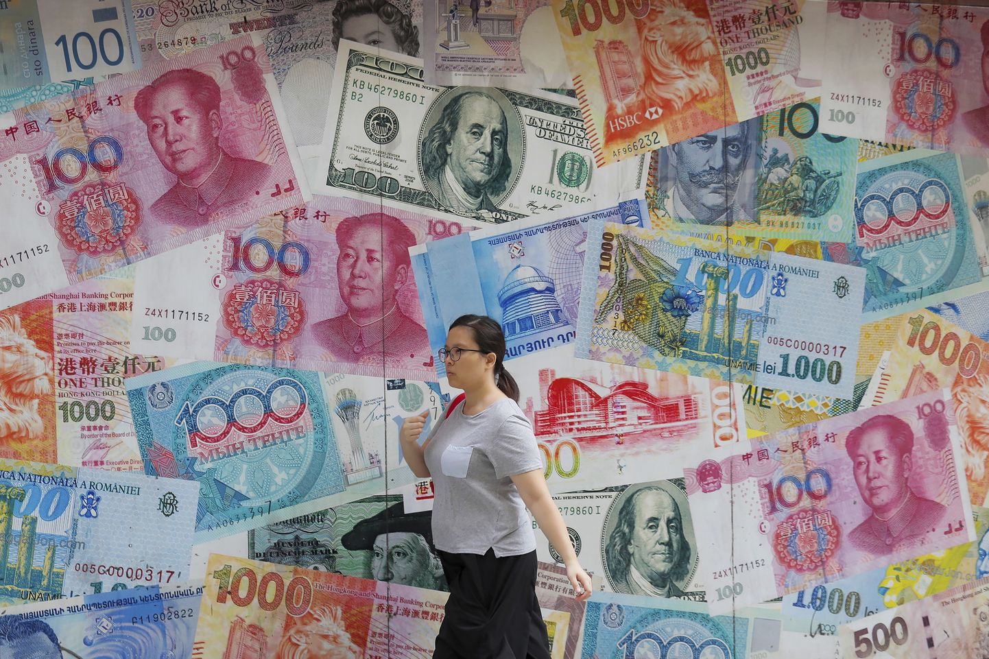 Rahatähtedega dekoreeritud rahavahetuspunkt Hongkongi äripiirkonnas. Foto on illustreeriv.