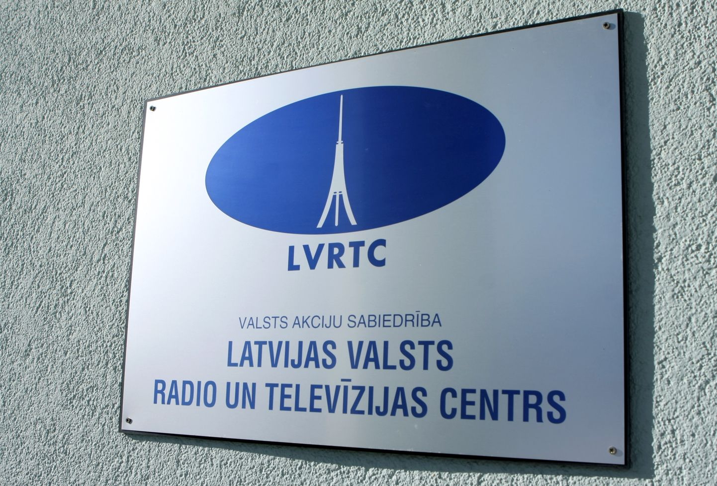 Вывеска ГАО "Латвийский государственный центр радио и телевидения"