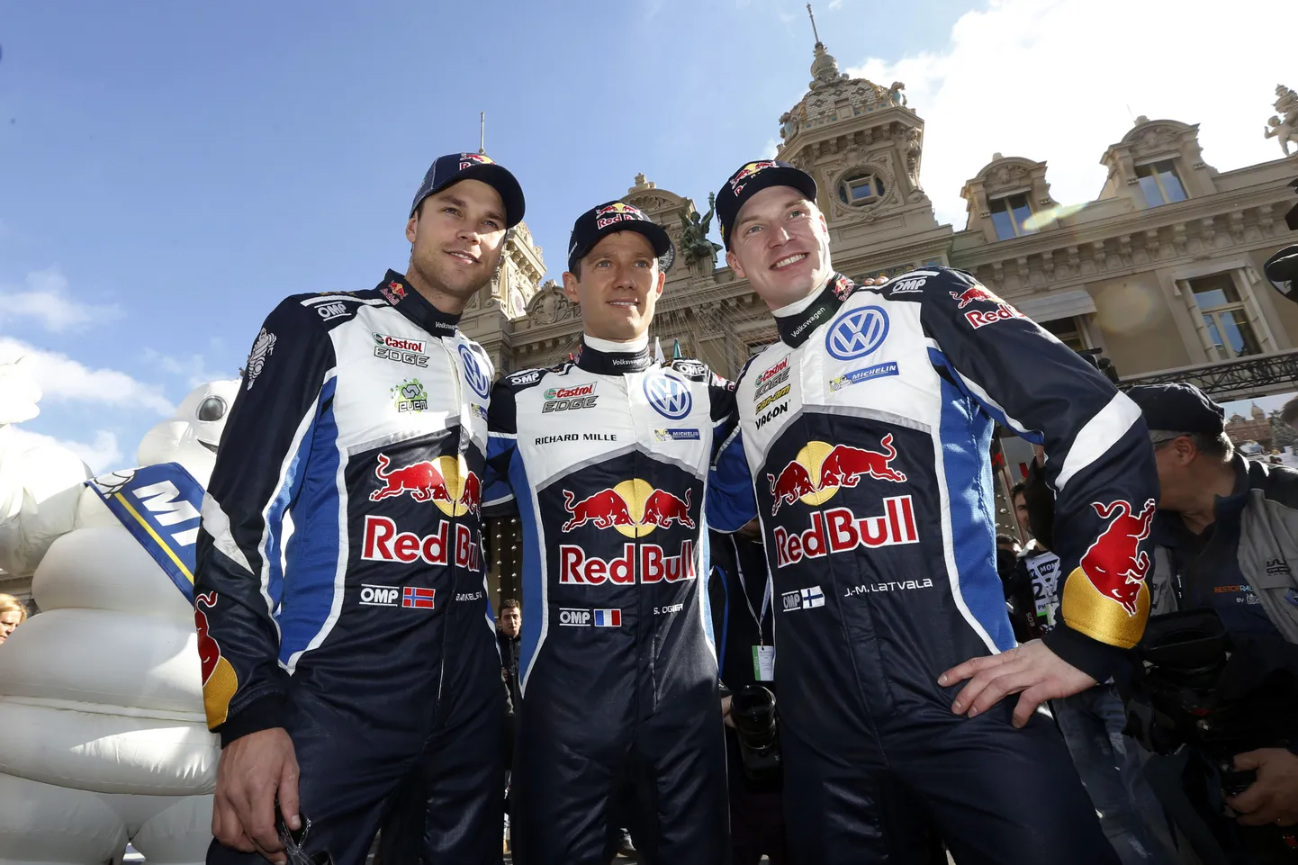 Jari-Matti Latvala (paremal) ja Sebastien Ogier kuulusid mitu aastat Volkswageni tiimi. Foto aastat 2016., mil ühe masinaga kihutas ka Andreas Mikkelsen (vasakul).