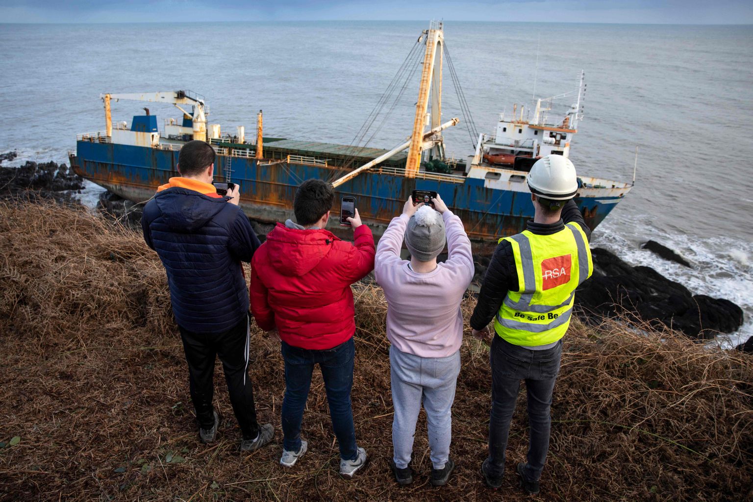 Huvilised pildistamas 77-meetri pikkuse kaubalaeva Alta karidele jooksnud vrakki Corki rannas Lõuna-Iirimaal.
