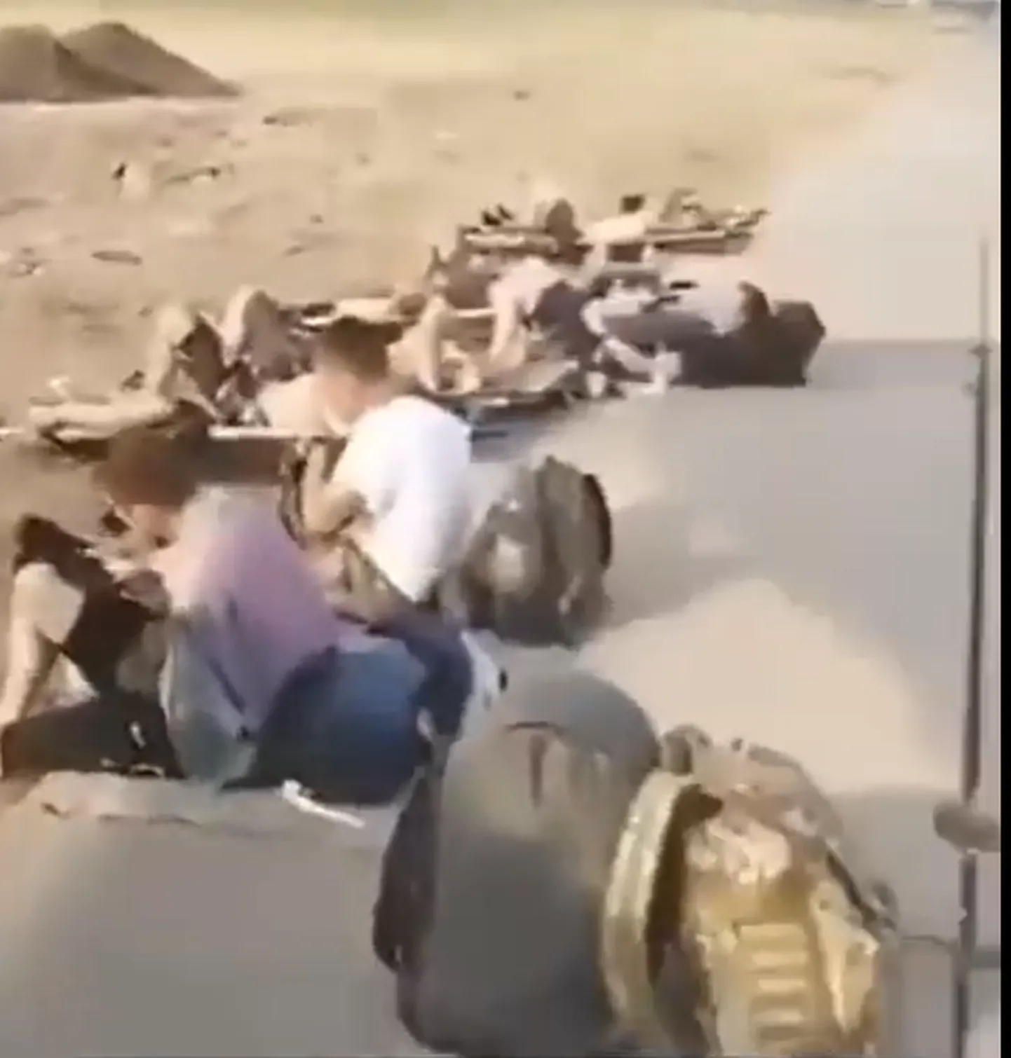 Засняли на видео, как российских раненых военных в Ростове оставили лежать на взлетной полосе