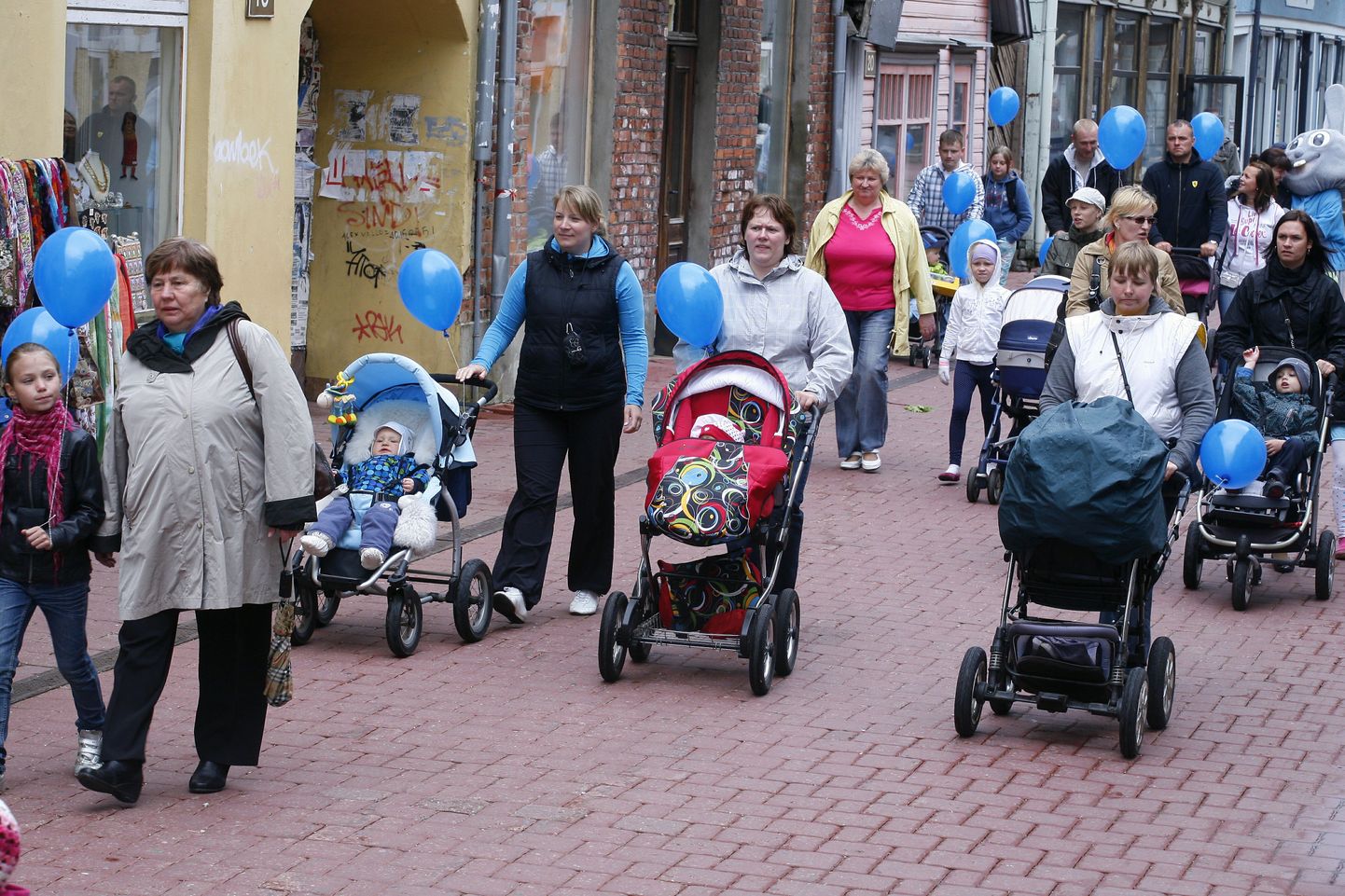 Pärnus Rüütli tänaval toimus lastekaitsepäeva puhul titekärude paraad.