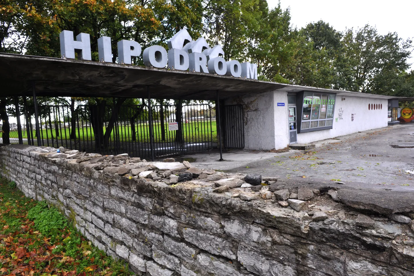 Hipodroomi lähedusse kerkivad kõrghooned.