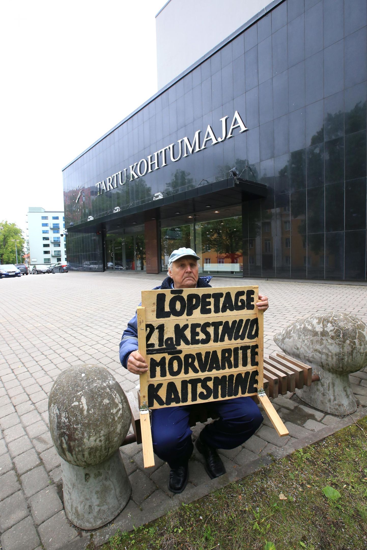 Экс-работник Eesti Energia Арво Илиссон выражает протест у здания суда в Тарту