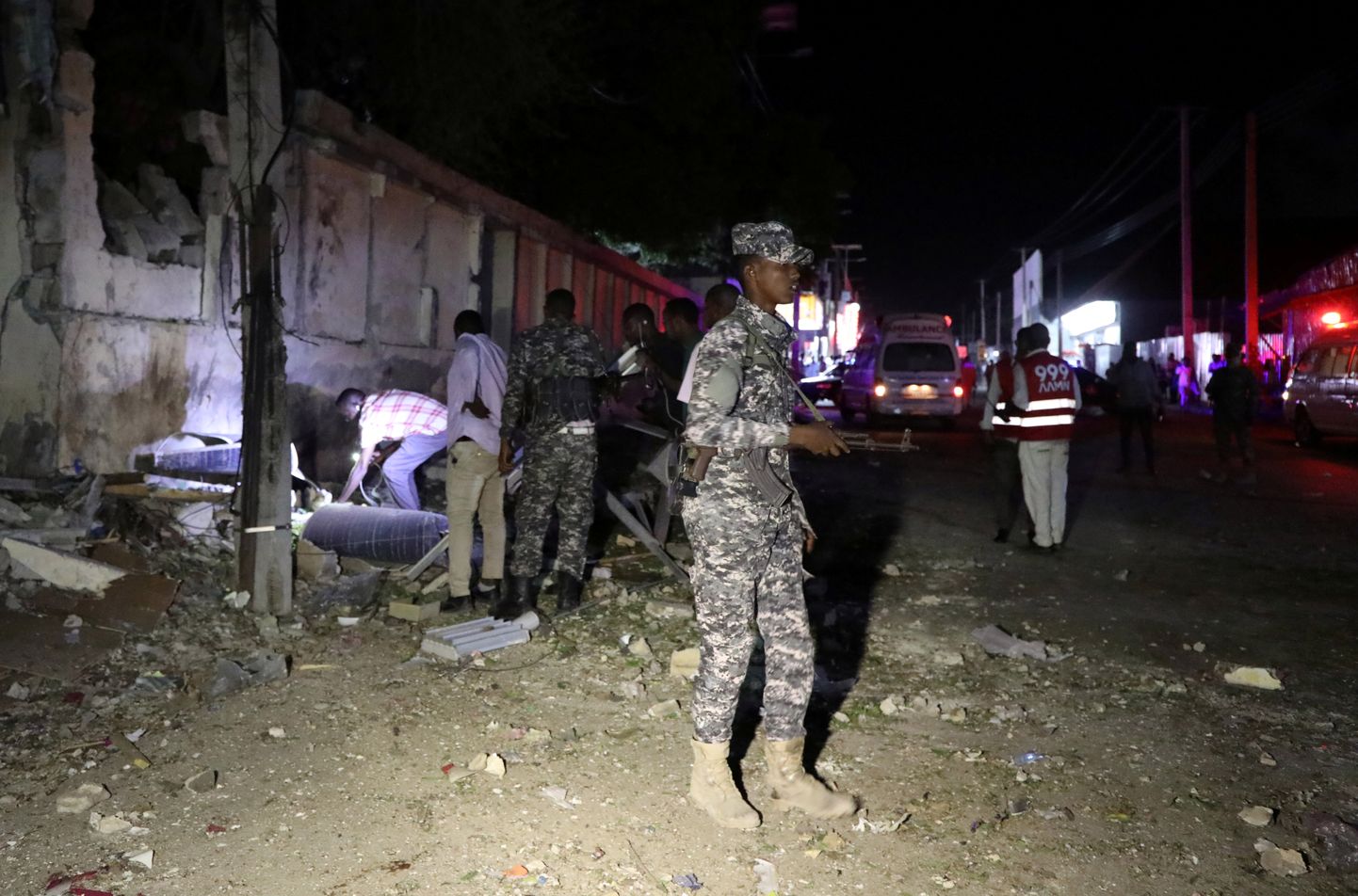 Somaalia politseinik plahvatuskohta valvamas.