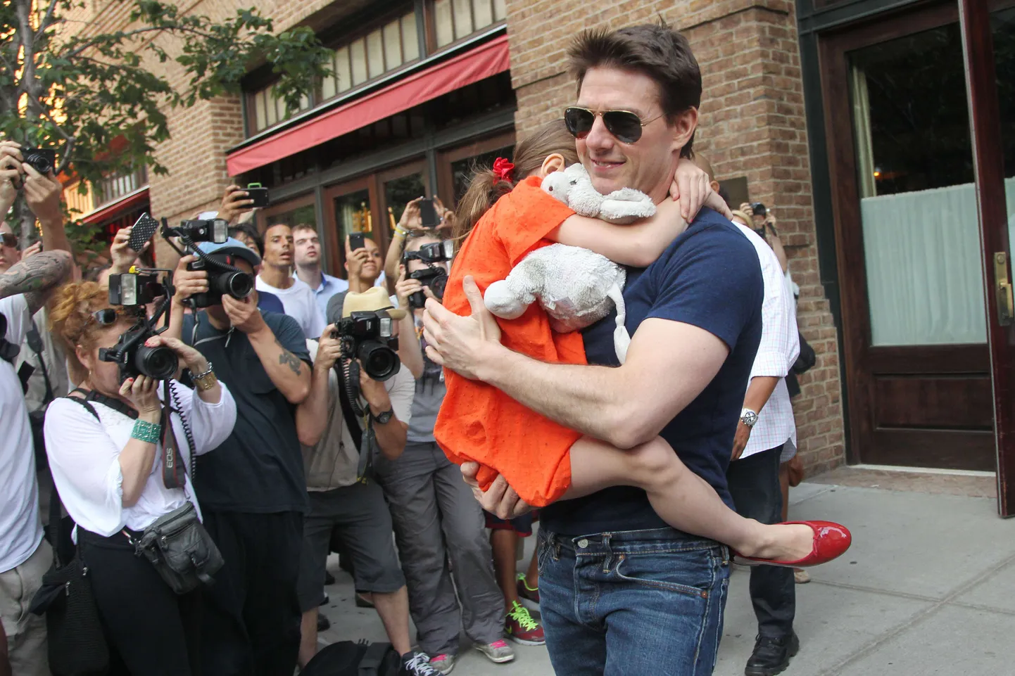 Tom Cruise kandmas tütar Suri Cruise'i 2012. aastal, kui Suri oli kaheksa-aastane.