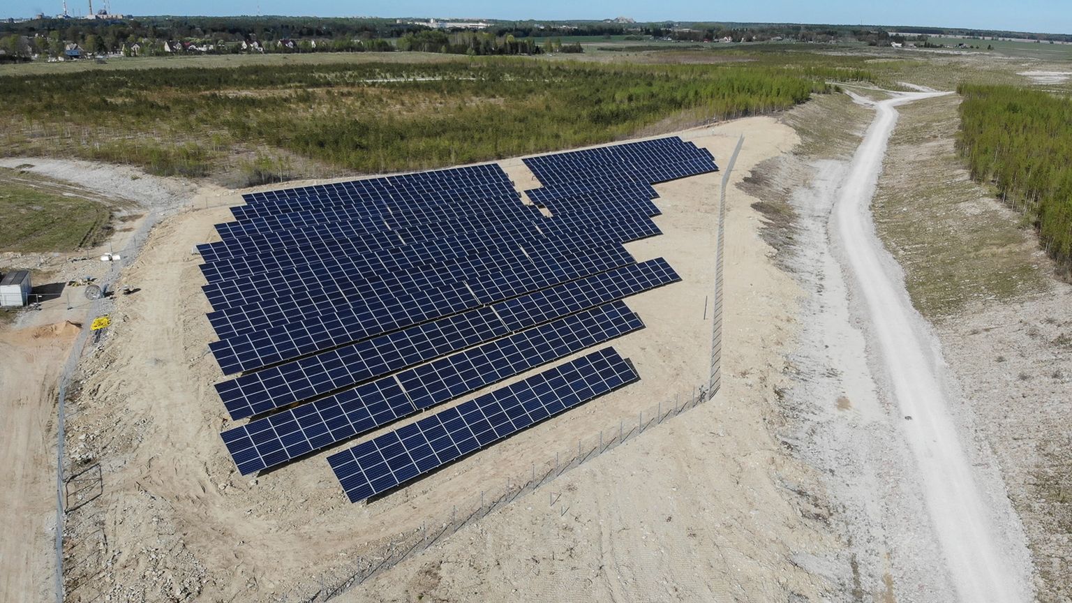Один из первых солнечных парков "Eesti Energia" в Ида-Вирумаа был построен весной 2019 года в Лаазиквере вблизи Кохтла-Нымме, на месте, где раньше располагался сланцевый разрез.