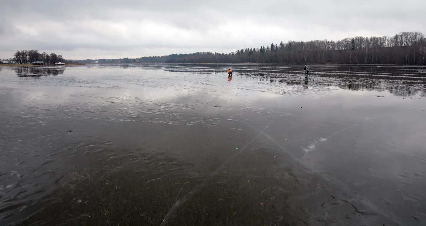 Выход на лед озера сейчас может быть опасен