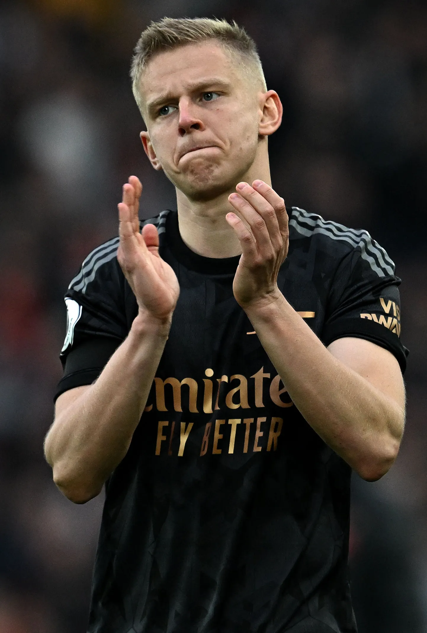 Inglise klubi Arsenal ukrainlasest poolkaitsja Oleksandr Zintšenko 9. aprillil 2023 pärast Arsenali ja Liverpooli mängu Anfieldis. Mäng jäi viiki 2:2