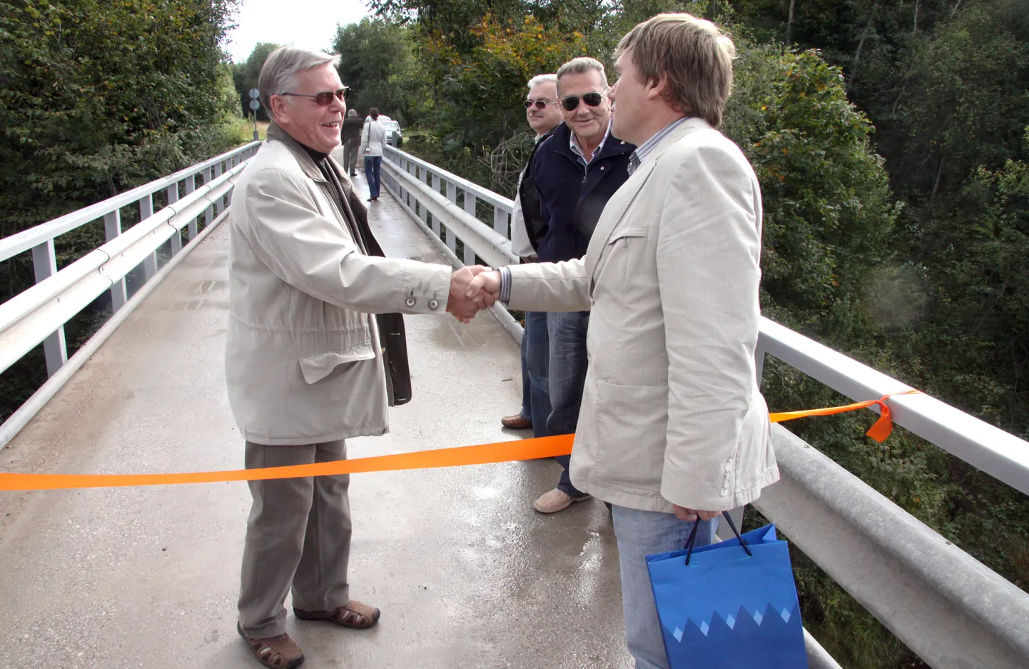 Audru ja Sauga valla piiril asuva silla avasid Sauga vallavanem Vello Tiidermann (vasakul) ja Audru vallavanem Margus Joonas.