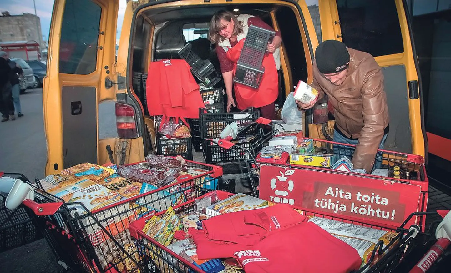 Volkswageni buss, mille Pärnu toidupanga koordinaator Erika Kukk iga päev kraami täis laob, on juba liiga palju kilomeetreid sõitnud ja pikki päevi näinud.