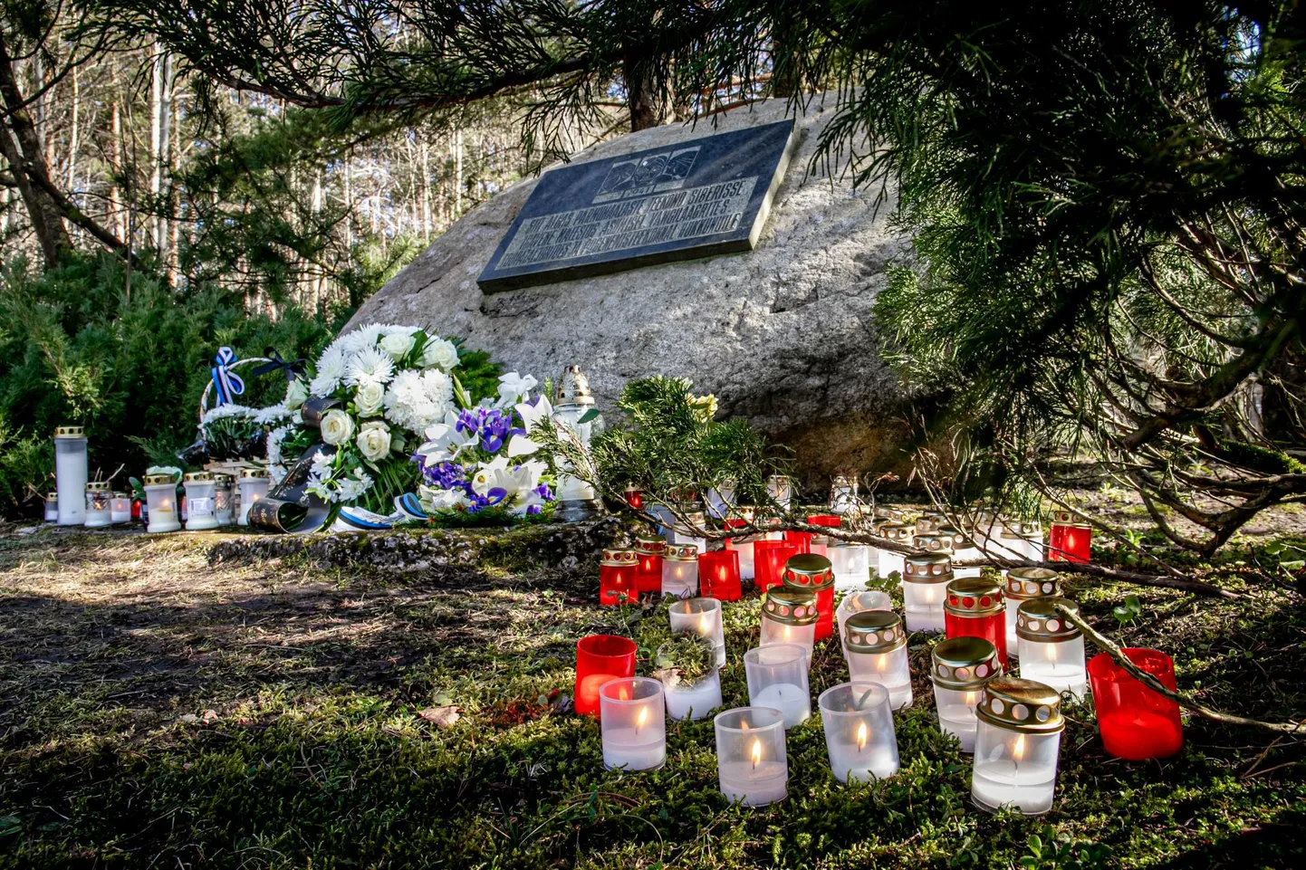 Küünlad Pärnu Leinapargis meenutamaks märtsiküüditamist.