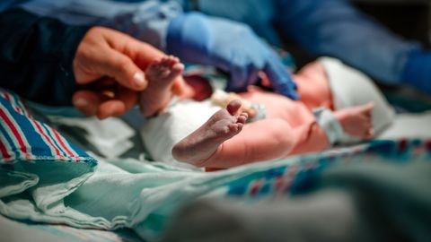 Latvijas ārsti un zinātnieki meklē veidu, kā nesāpīgi diagnosticēt sepsi un glābt jaundzimušo dzīvības