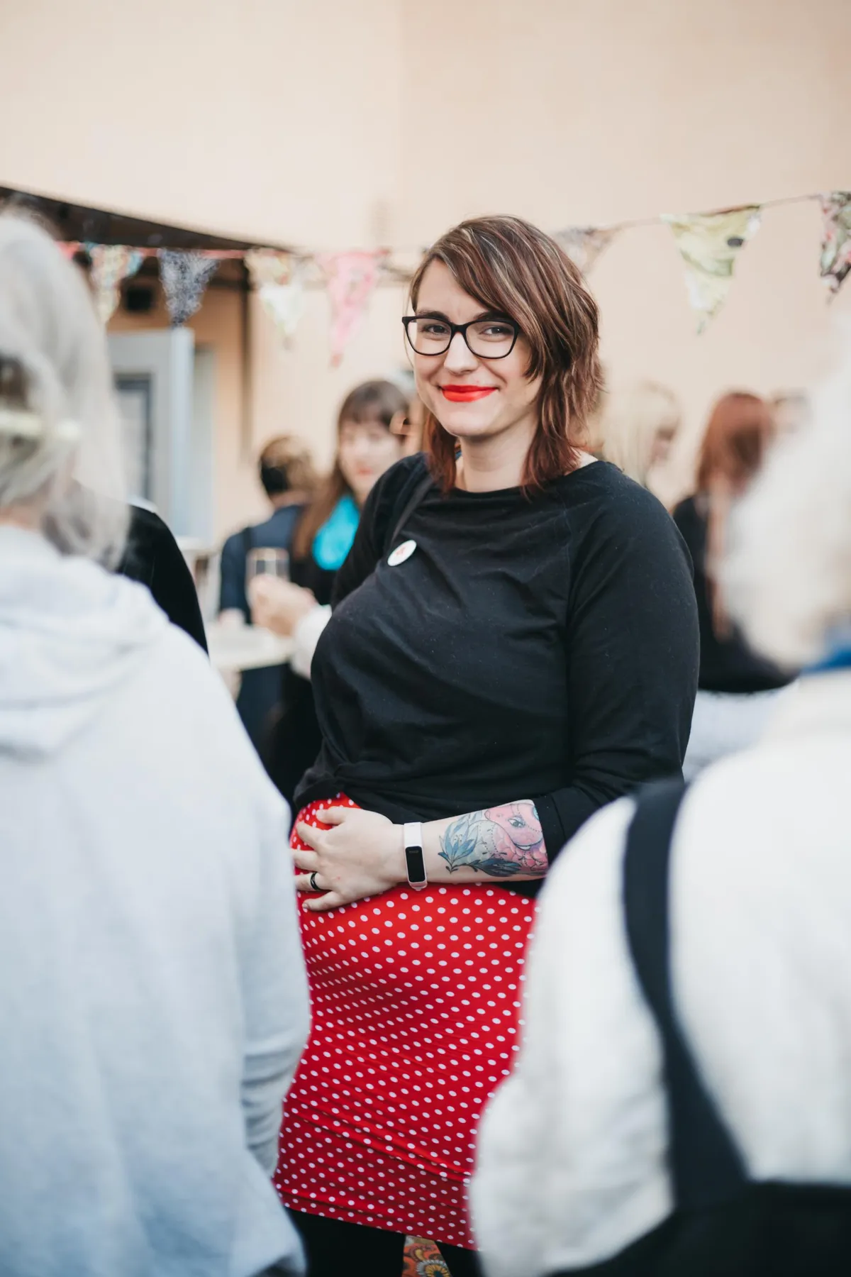 Stiina Prees ootab kolmandat last lustakas punases retrotäpilises tuubis.