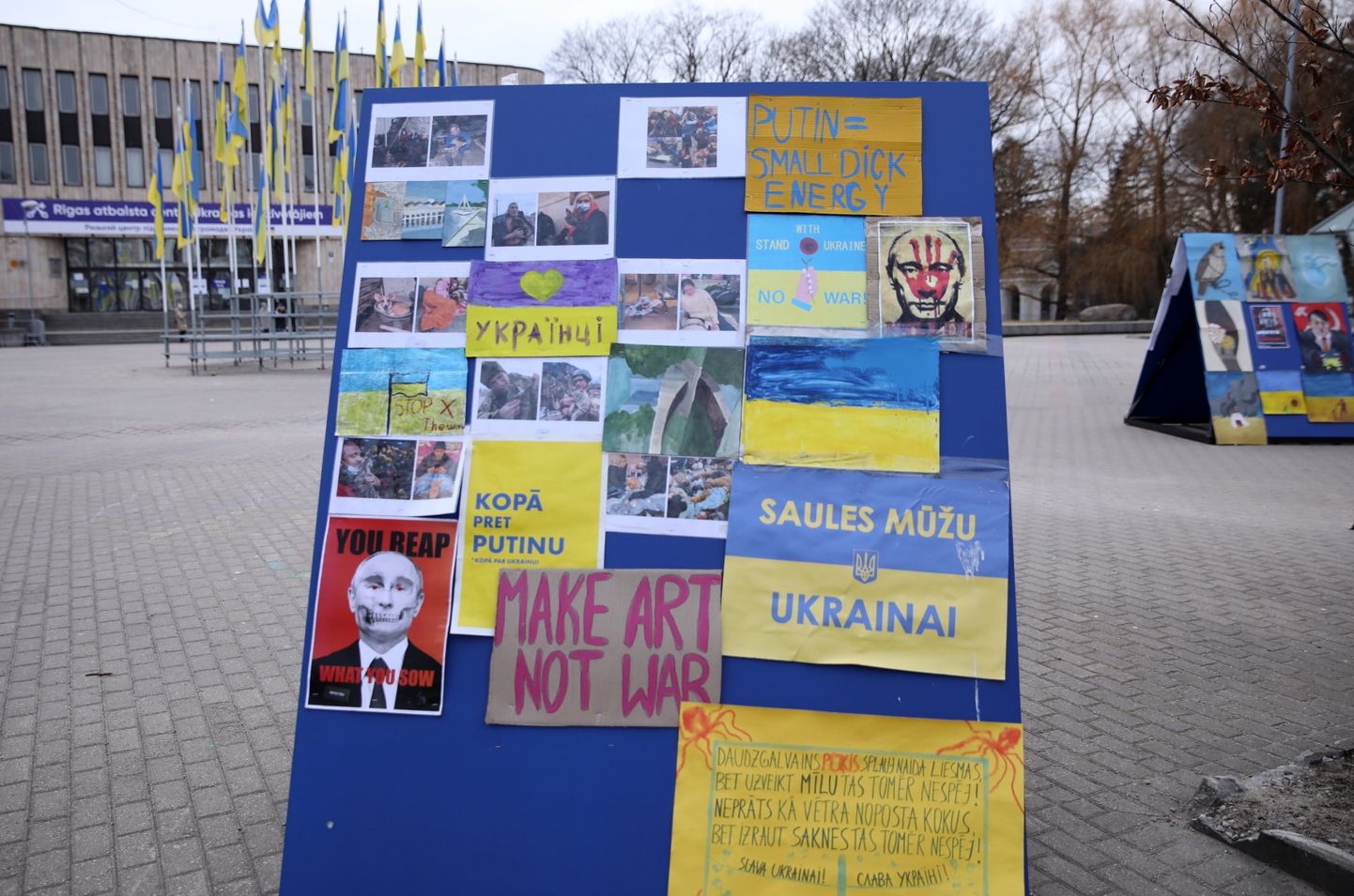 Плакаты у посольства России в Риге