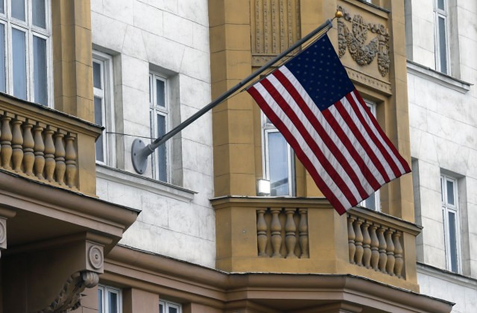 Флаг на посольстве США в Москве