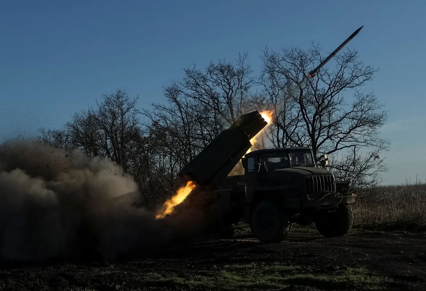 Sõda jätkub ning kui lääneriigid ei suuda ennast kokku võtta, siis jätkub kaua. Fotol tulistavad ukrainlased okupante Donetskis.