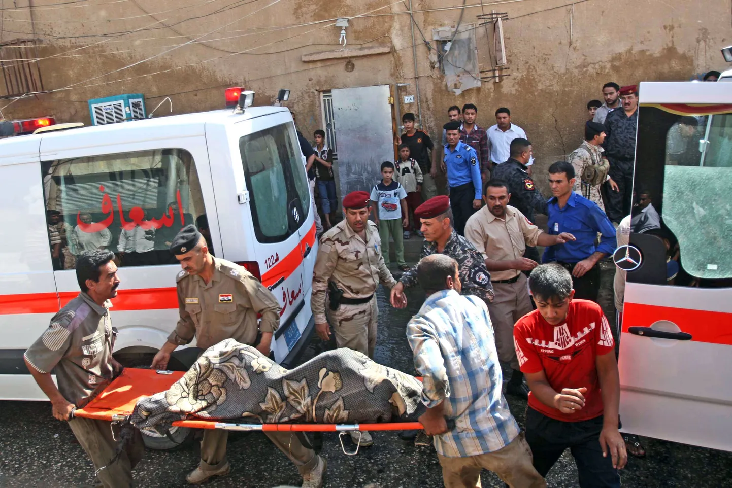 Iraagi kiirabitöötajad ja politseinikud õnnetuspaigal.