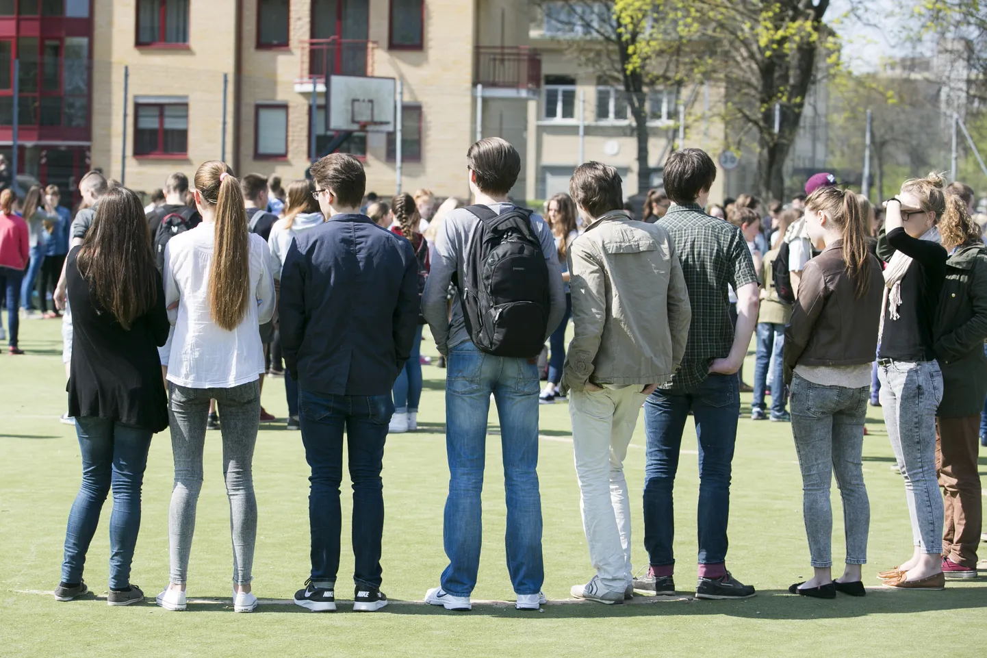Vilniuse gümnasistid koolimaja ees