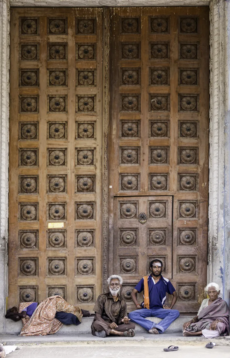 Templi avamist ootavad mehed.