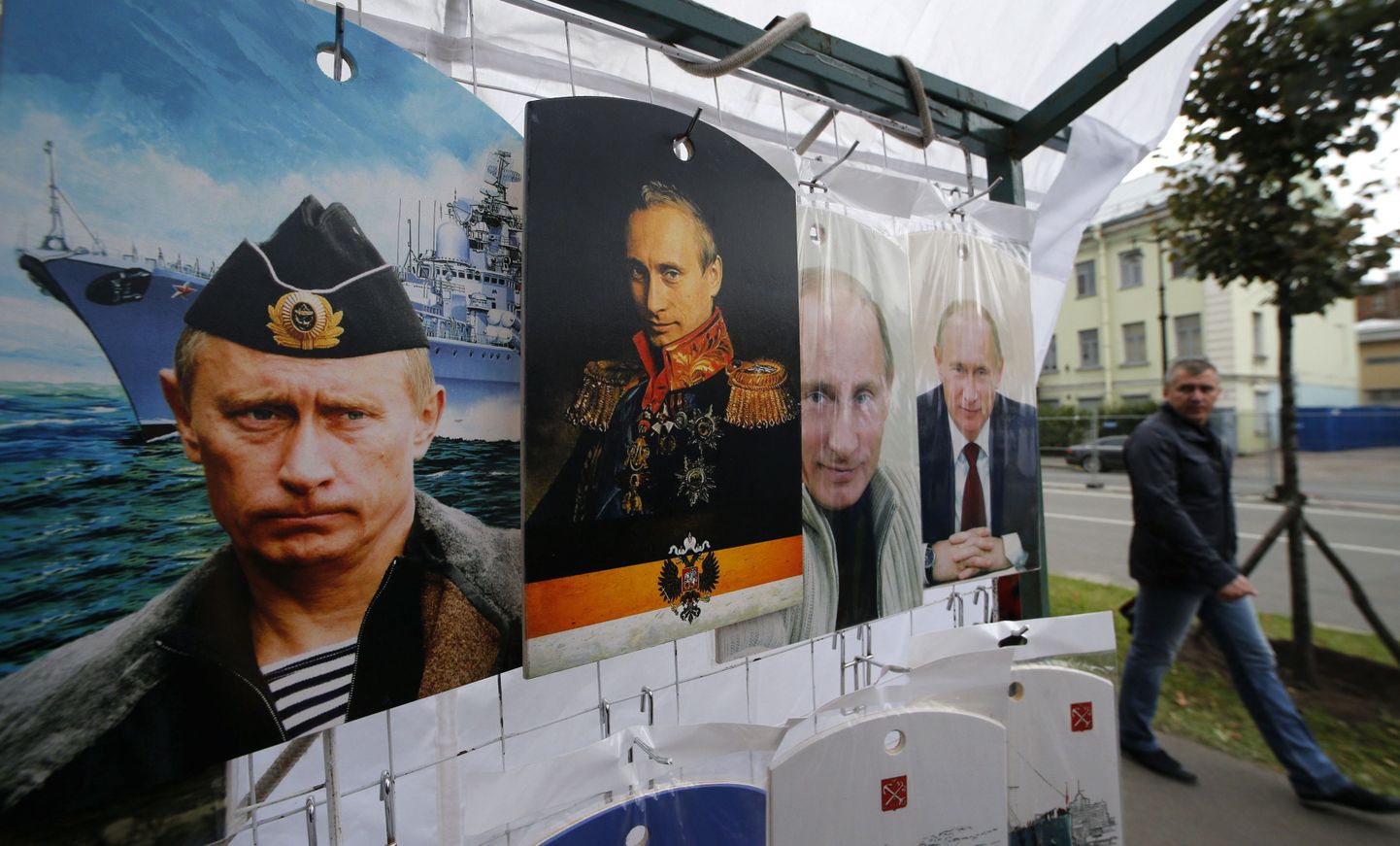 Putini pildiga lõikelauad ühe Peterburi tänavakaubitseja letis.