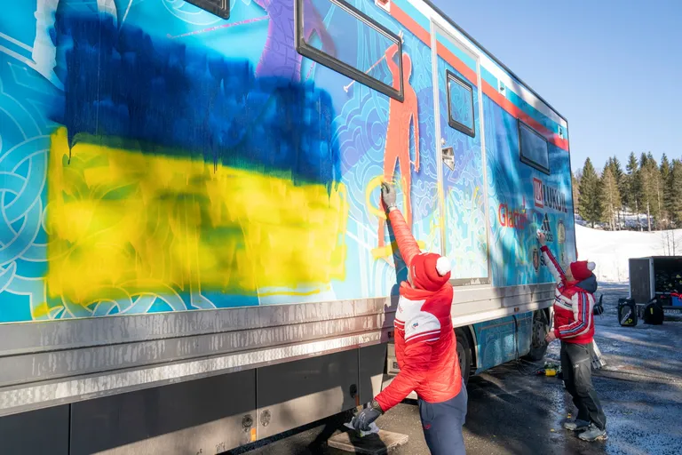 Ukraina sümboolikaga soditud Venemaa suusakoondise määrdebuss Holmenkolleni MK-etapil.