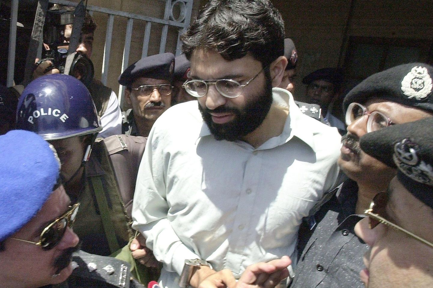 Pakistani politseinikud toimetavad 2002. aasta 29. märtsil Karachi kohtust vanglasse USA ajakirjaniku Daniel Pearli mõrvas süüdi mõistetud Omar Sheikhi, kellele toona määrati surmanuhtlus.