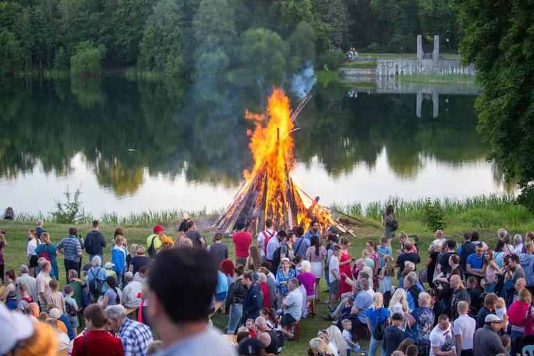 Raadil, Tartu linnas, süüdati jaanituli.