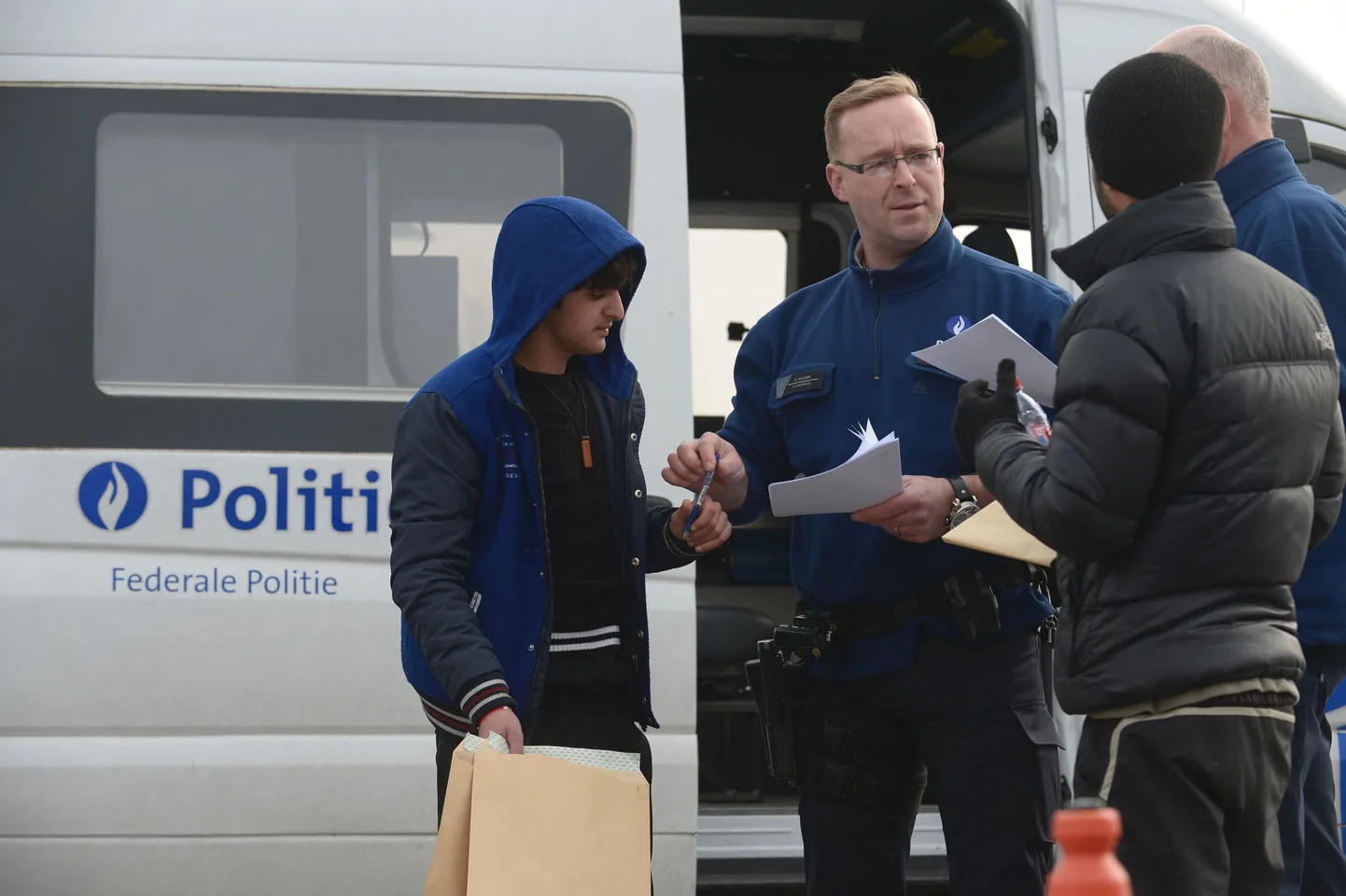 Belgia politsei ja kinni peetud migrandid