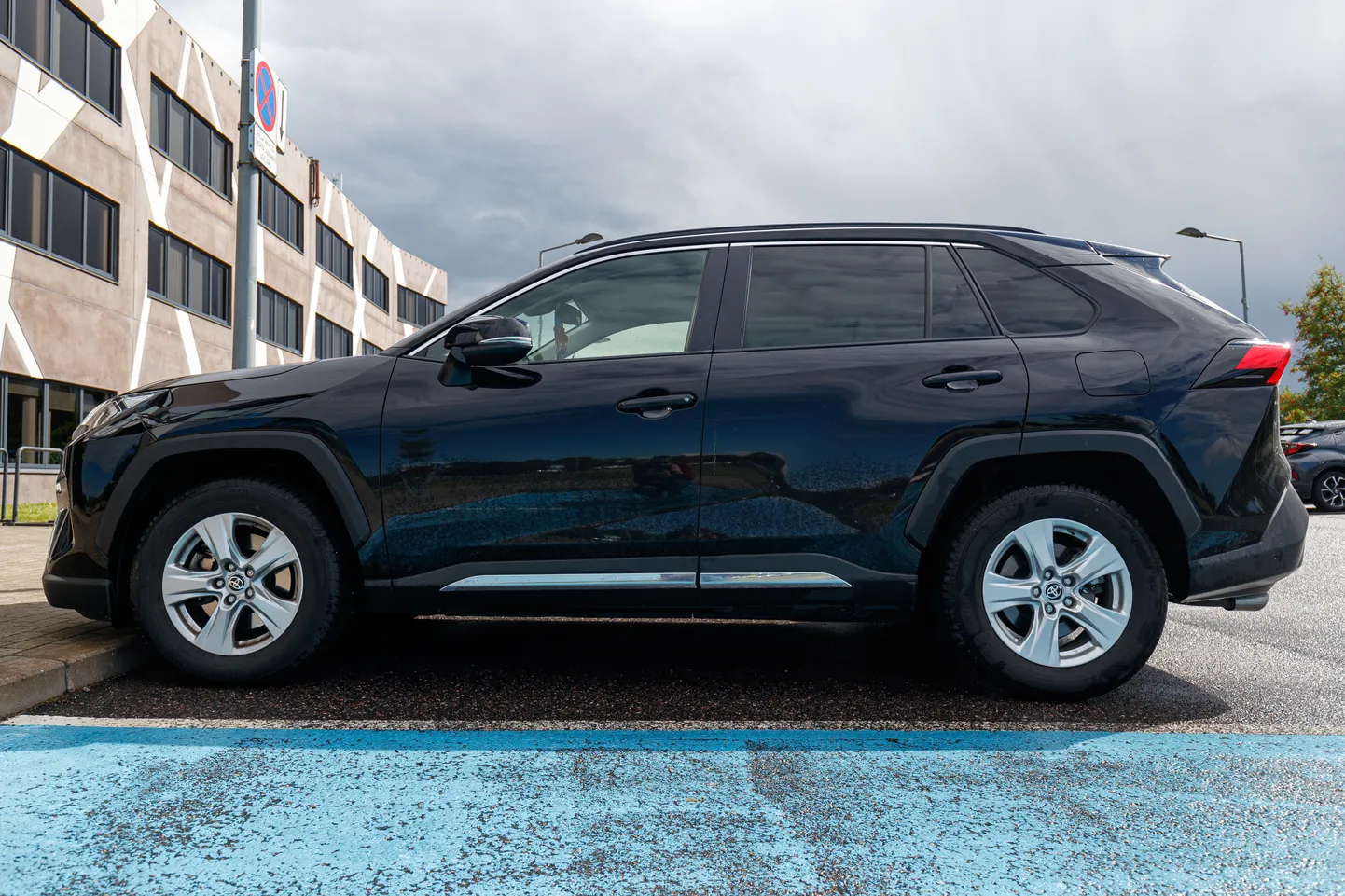 08.08.22, Tallinn Lasnamäe linnaosa vanema Julianna Jurtšenko on valinud autoks Toyota Rav4 linnamaasturi. Autost on tehtud pildid Lasnamäe linnaosa valitsuse parklas. Foto Taavi Sepp, Postimees