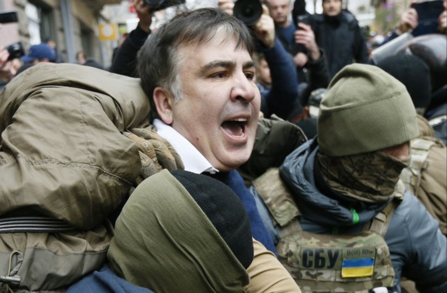 Georgian former President Mikheil Saakashvili is detained by officers of the Security Service of Ukraine, conducting a search of his apartment, in Kiev, Ukraine December 5, 2017. REUTERS/Valentyn Ogirenko