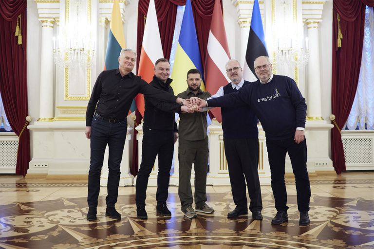 Alar Karis (parempoolne) sai hiljuti kokku Leedu, Poola, Ukraina ja Läti riigipeadega. Pärast kohtumist ühendasid nad ka käed ühtsuse märgiks.