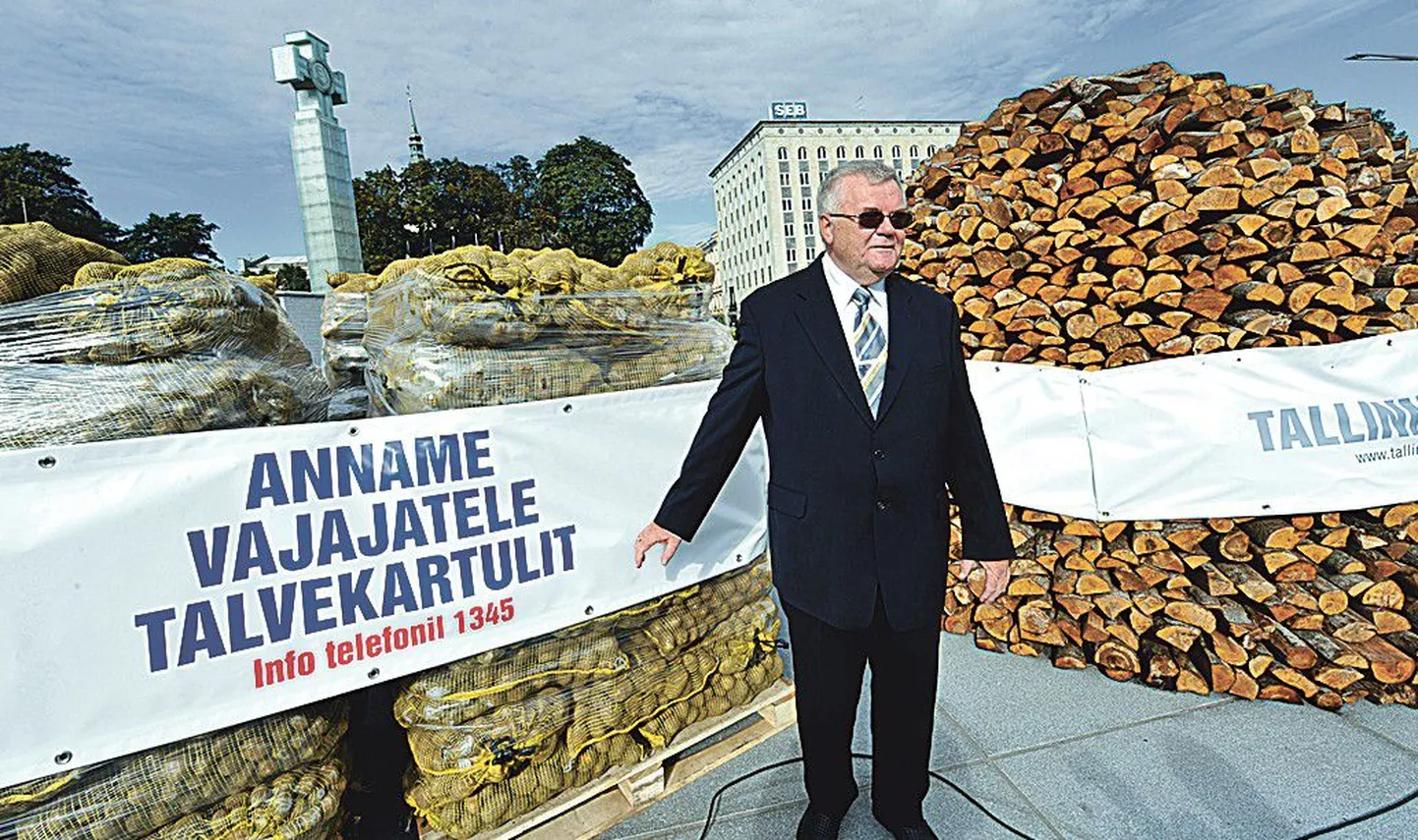 Председатель Центристской партии и мэр Эдгар Сависаар организовал на площади Вабадузе раздачу картофеля и дров.