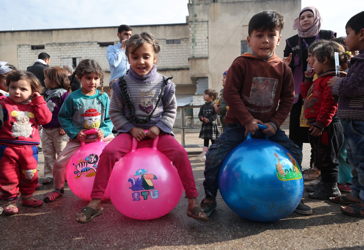 Ümberasustatud lapsed mängimas Süürias endise vangla aladel, mis on muudetud põgenike varjupaigaks. Türgi presidendi Recep Tayyip Erdoğani väitel liigub praegu rohkem kui 200 000 süürlast Türgi piiri poole.