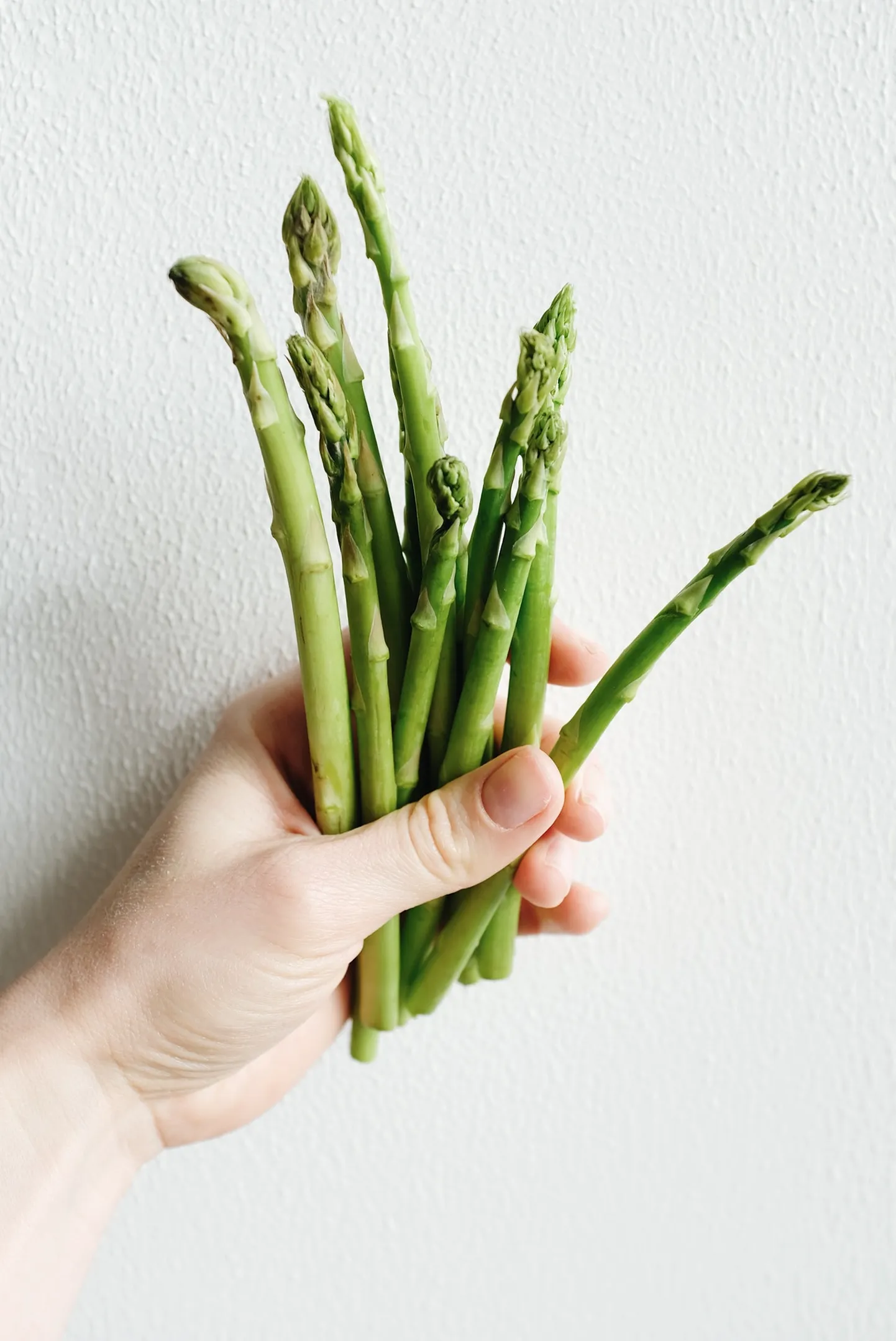 Kalorivaene spargel sisaldab palju vitamiine ja kiudaineid.