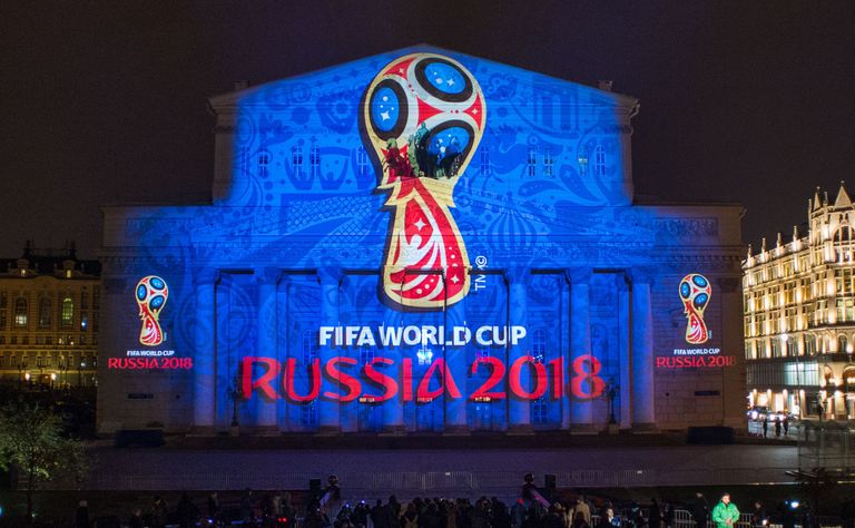 2018. aasta jalgpalli MMi logoga valguspilt Moskva Suure Teatri fassaadil