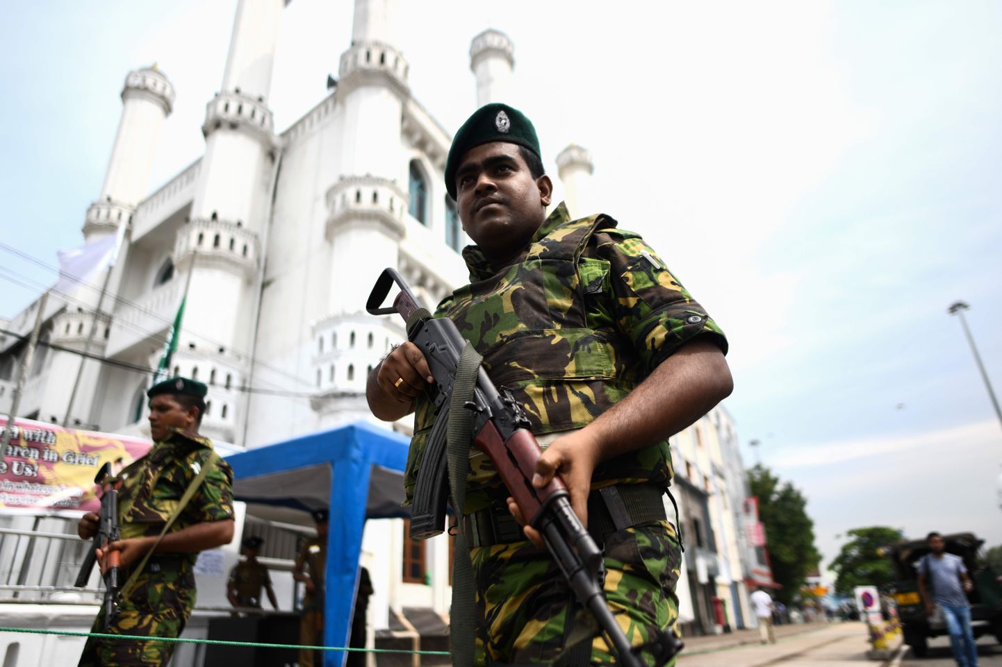 Sri Lanka sõdurid seisavad mošee ees 26. aprillil enne reedest lõunapalvust.