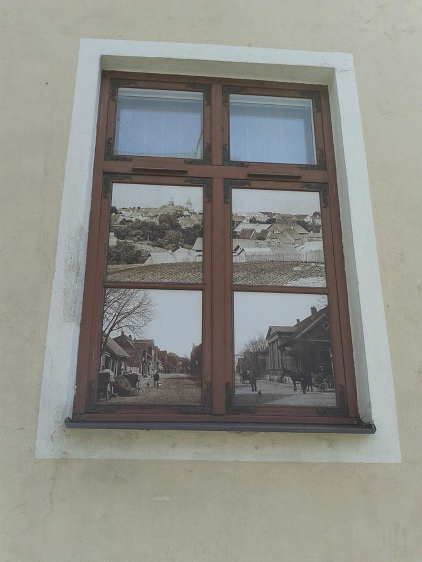 Präänik: Viljandi muuseumi tänavapoolsetel akendel püüavad pilku ajaloolised linnavaated.