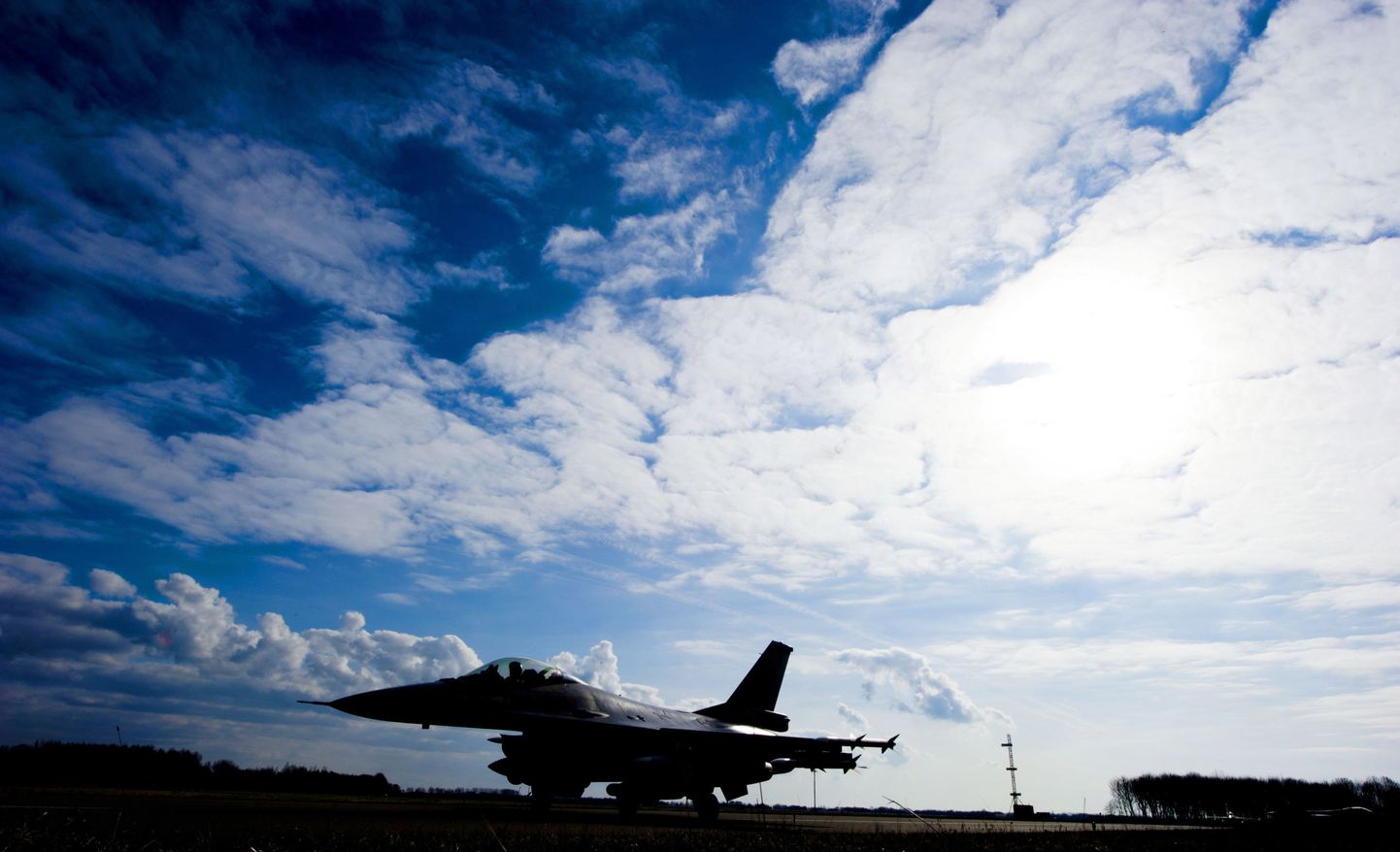Hollandi hävituslennuk F-16 stardib Leeuwardeni õhuväebaasist